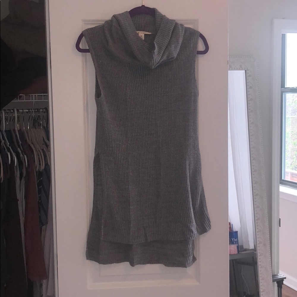 Turtle neck sleeve less sweater